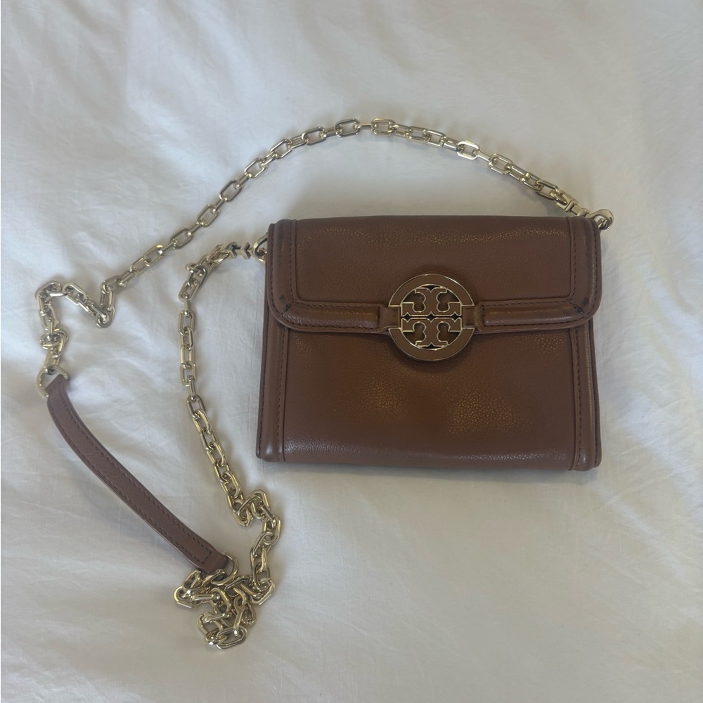 Tory Burch wallet on chain. Camel color
